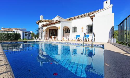 En venta Encantadora villa de una sola planta con 3 dormitorios y piscina