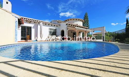 En venta Encantadora villa de una sola planta con 3 dormitorios y piscina