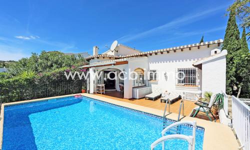 En venta Villa de 3 dormitorios con piscina y jacuzzi en Monte Pego