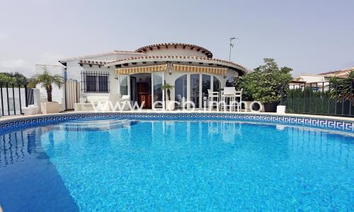 En venta  Villa de 4 dormitorios con vista al mar en Monte Pego