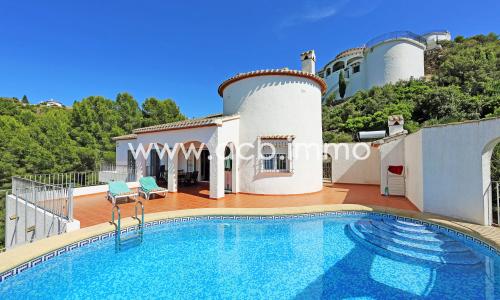 En venta Villa de 3 dormitorios con piscina y garaje en Monte Pego