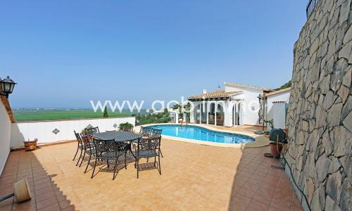 En venta Villa con 3 pisos, piscina y vistas al mar en Monte Pego
