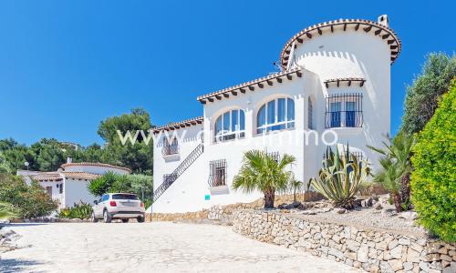 En venta  Villa de 5 habitaciones con piscina, apartamento de huespedes y vista al mar