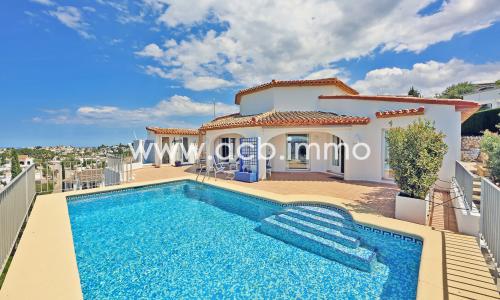 En venta Magnífica villa con vistas panorámicas al mar en Monte Pego
