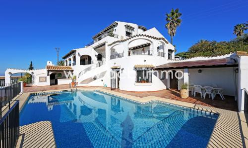 En venta  Lujosa villa española en Monte Pego