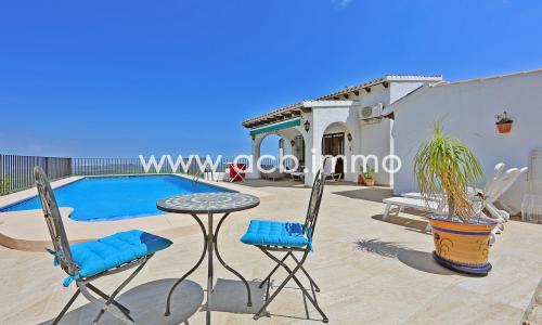 A vendre Villa rénovée de 3 chambres avec piscine et vue mer panoramique