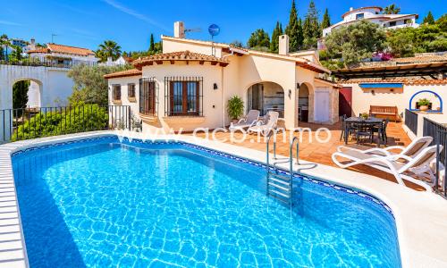 A vendre Elégante villa rénovée avec vue mer, piscine et licence touristique